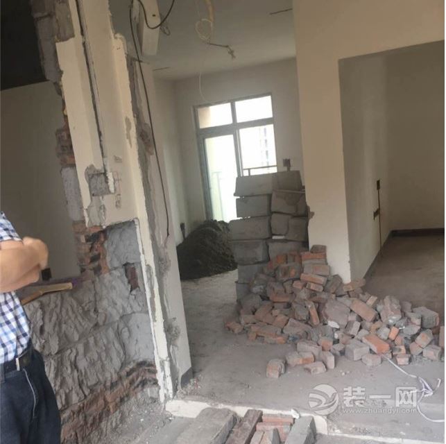 砸了墙拆了门 业主了解之后才发现自己家